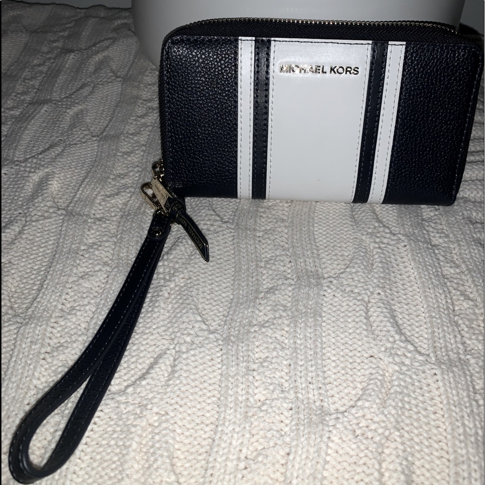 MICHAEL KORS NAVY WRISTLET LG PHN CASE